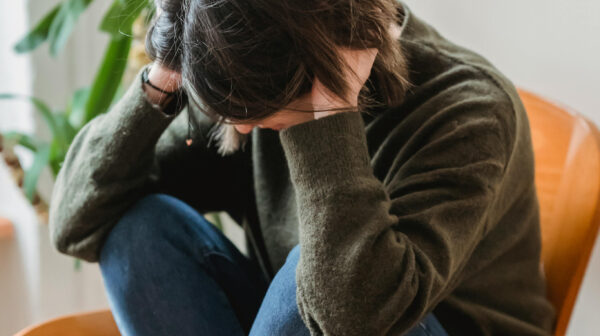 Femme qui se prend la tête dans les mains