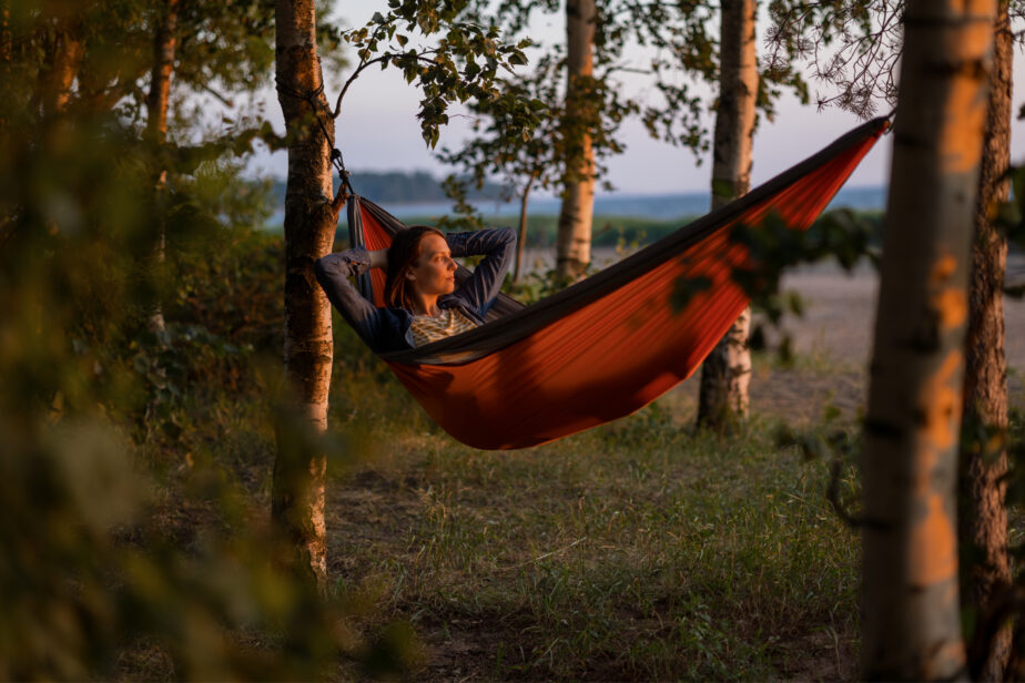 Femme qui se relaxe dans un hamac