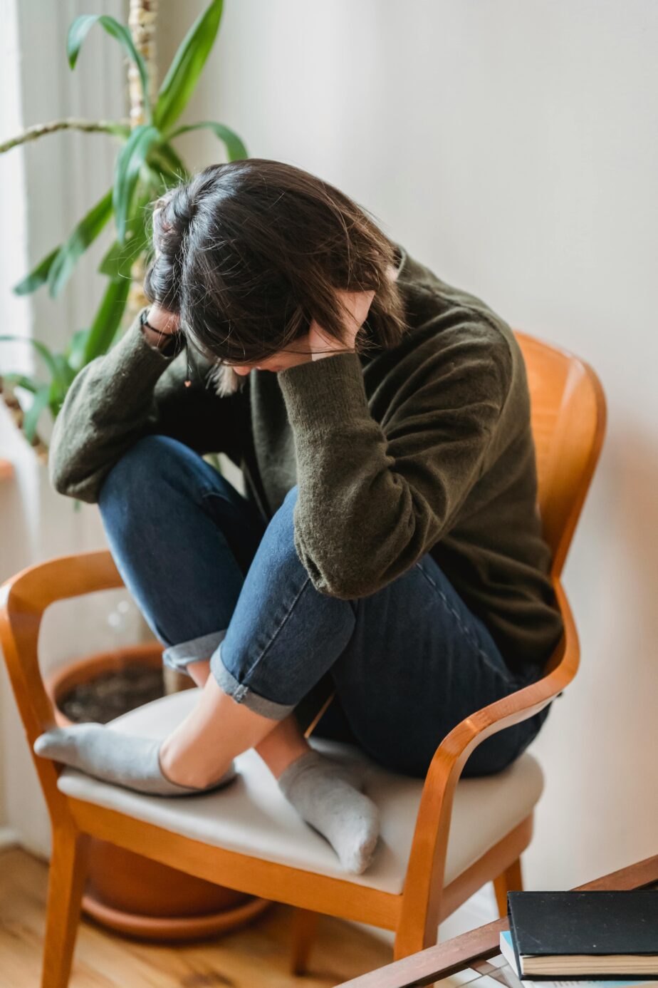 Femme qui se prend la tête dans les mains