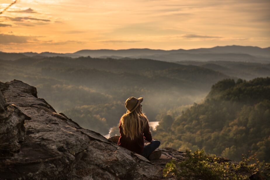 Femme qui observe la vue de la forêt depuis les hauteurs